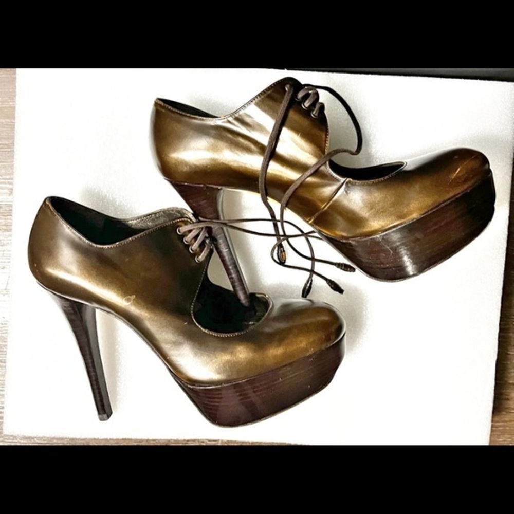 Stuart Weitzman unique heel shoe little distressed style